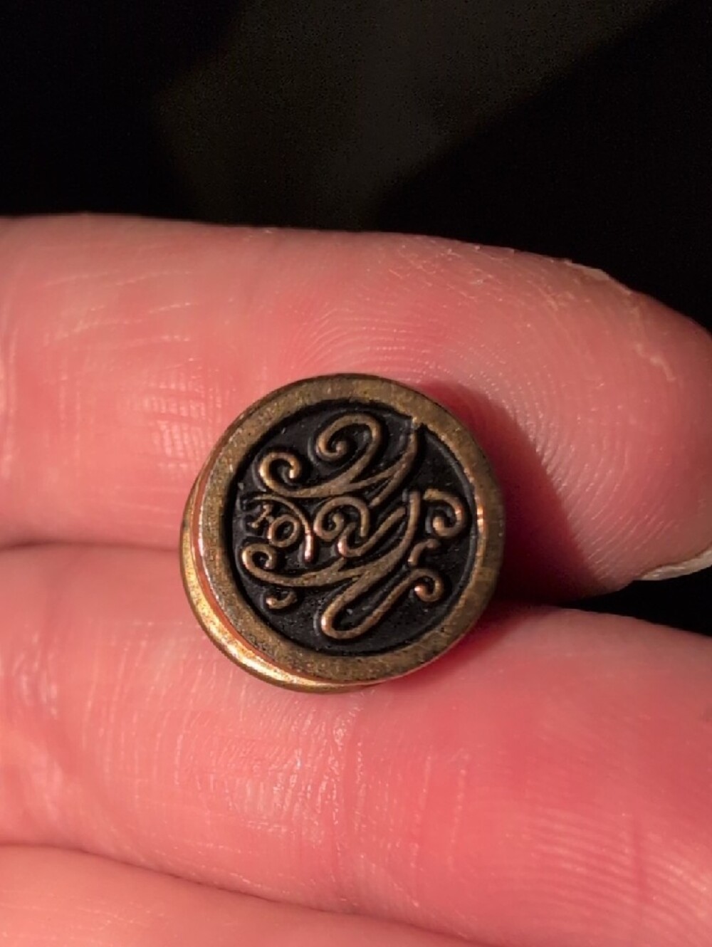 ❤️‍🔥10/$10❤️‍🔥 Gold and Black Round Monogram Pin